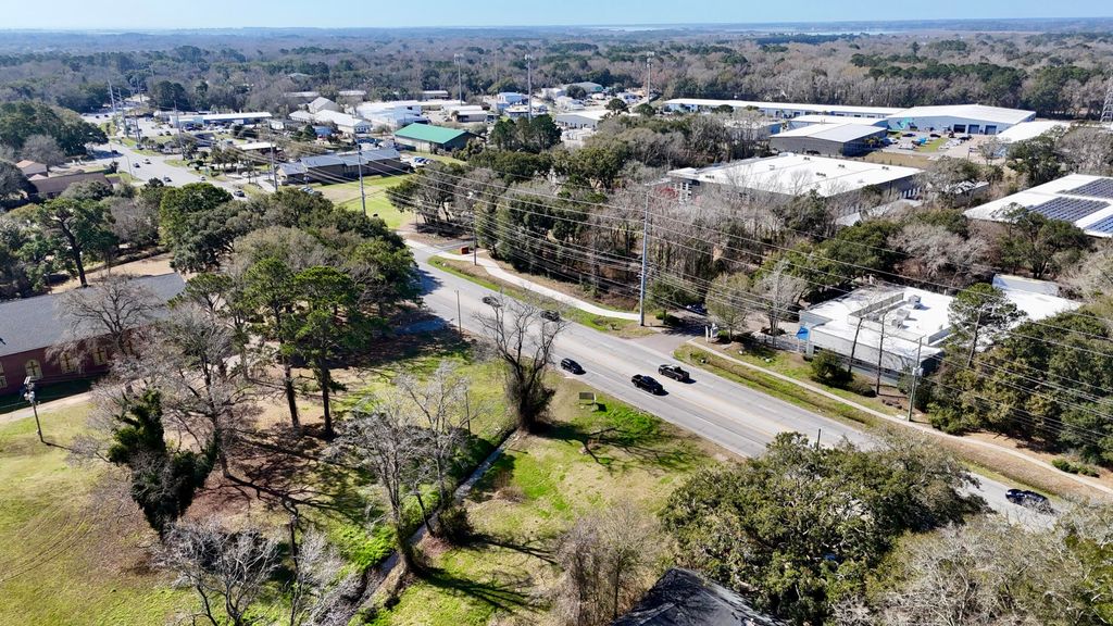 Image 9 of property listing at 1438 Folly Road, Charleston, SC 29412