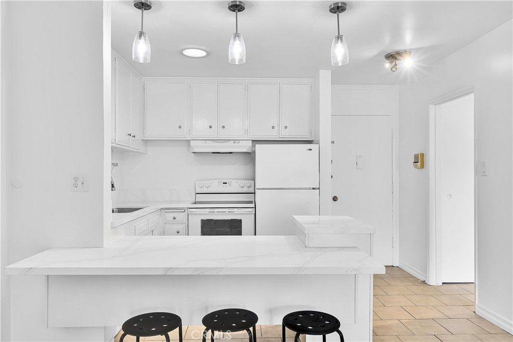 320 S Gramercy Place 302, Los Angeles, CA 90020