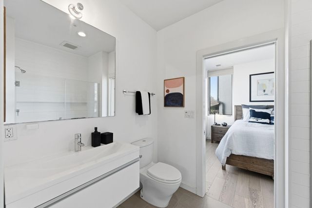 857 857 W Grand Ave, Oakland, CA 94607