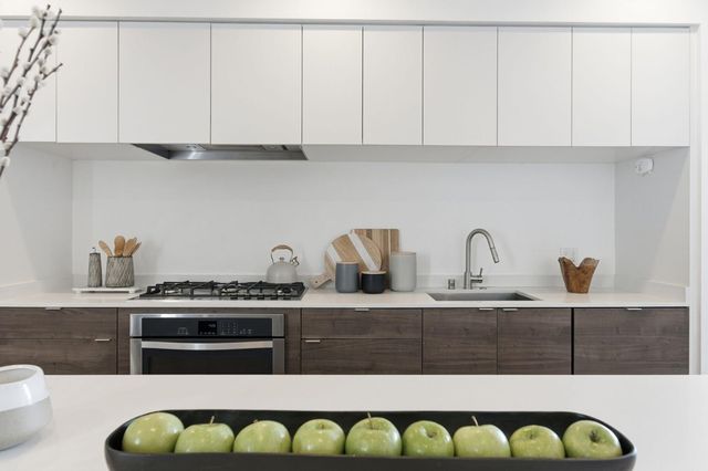 857 857 W Grand Ave, Oakland, CA 94607