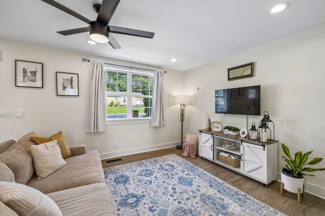 3236 Briarwick Dr, Nashville, TN 37218
