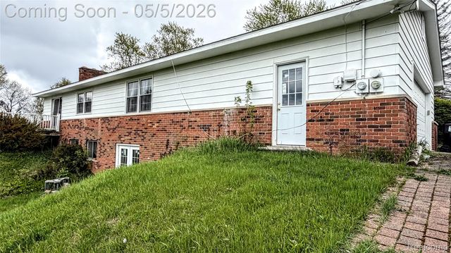 8079 Farley Road, Putnam Township, MI 48169
