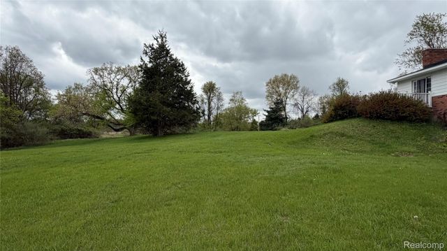 8079 Farley Road, Putnam Township, MI 48169