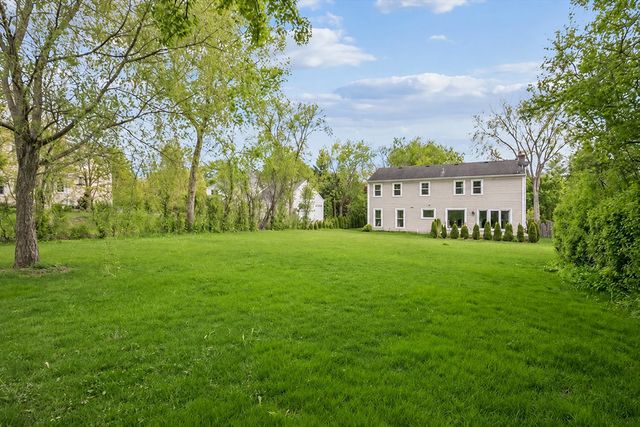 250 Wilshire Road, Lake Forest, IL 60045