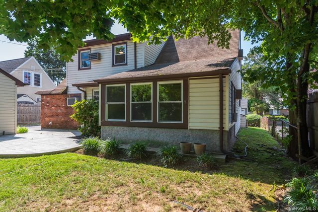 27 Collins Road, Glen Cove, NY 11524