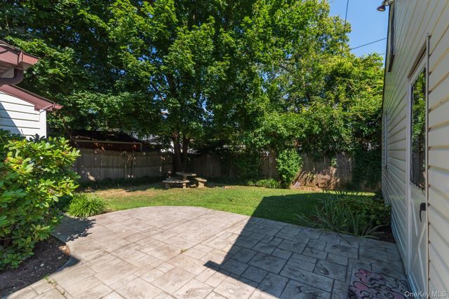27 Collins Road, Glen Cove, NY 11524