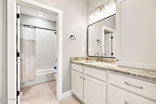 4027 Thomas Farm Dr, Louisville, KY 40299