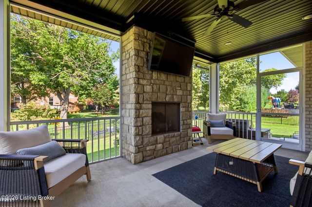 4027 Thomas Farm Dr, Louisville, KY 40299