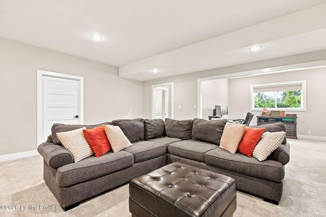 4027 Thomas Farm Dr, Louisville, KY 40299