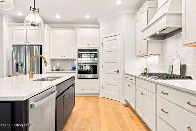 4027 Thomas Farm Dr, Louisville, KY 40299