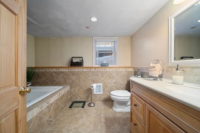 8 Chongor Drive, Newton, NH 03858