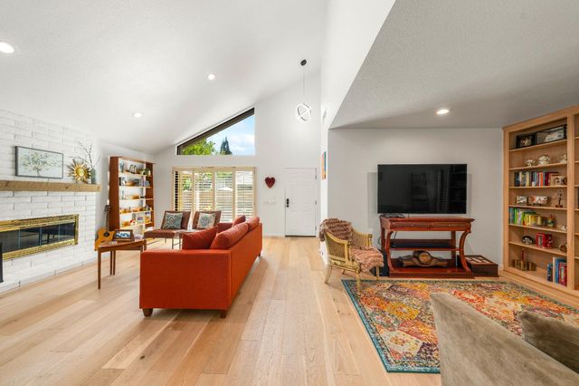 2188 Promontory Point Ln, Gold River, CA 95670