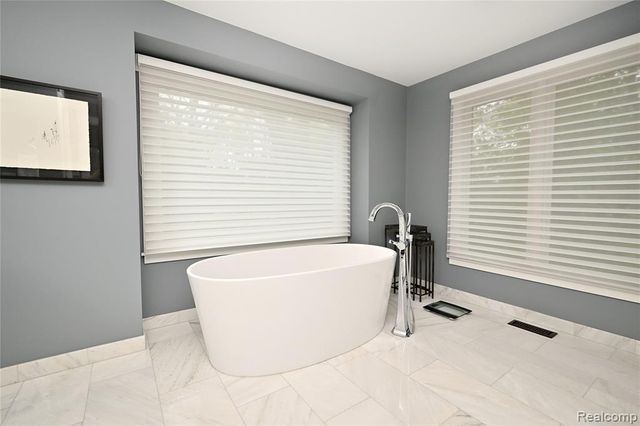4801 N Harsdale Road, Bloomfield Hills, MI 48302