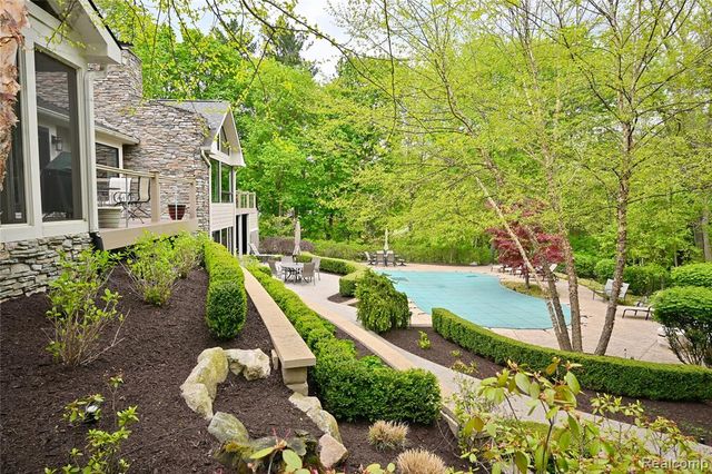 4801 N Harsdale Road, Bloomfield Hills, MI 48302