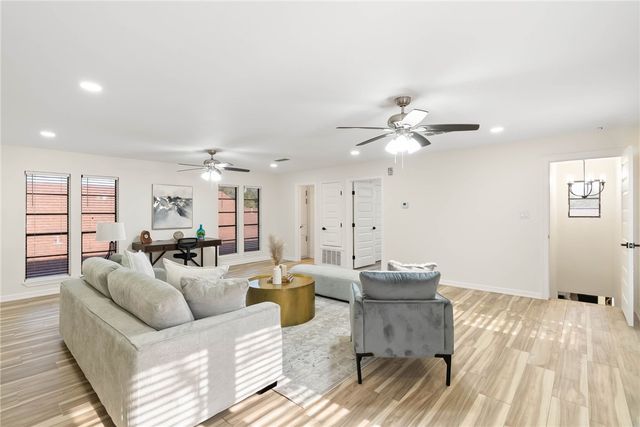 1906 Oak Ridge Dr, Portland, TX 78374