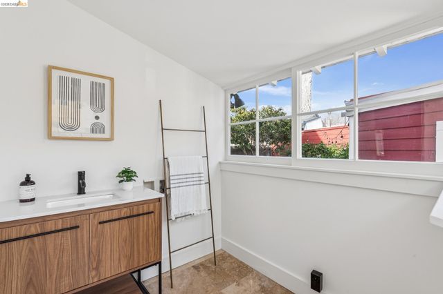 836 E 19th St, Oakland, CA 94606