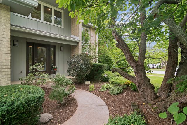 1310 Hidden Lake Drive, Buffalo Grove, IL 60089