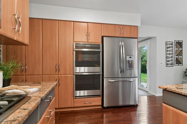 1310 Hidden Lake Drive, Buffalo Grove, IL 60089