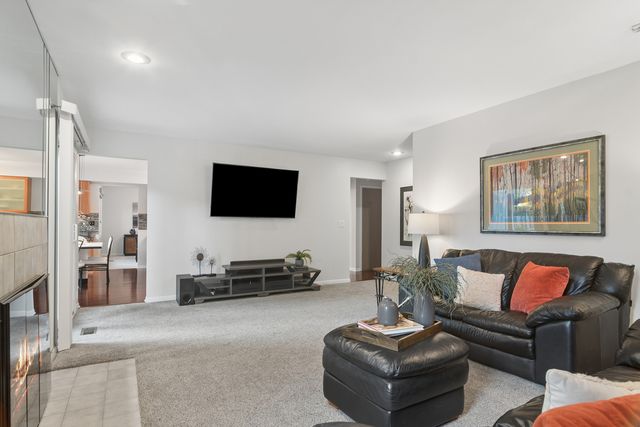 1310 Hidden Lake Drive, Buffalo Grove, IL 60089