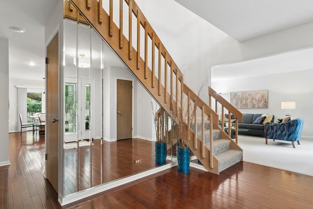 1310 Hidden Lake Drive, Buffalo Grove, IL 60089