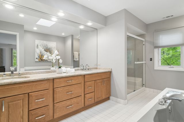 1310 Hidden Lake Drive, Buffalo Grove, IL 60089