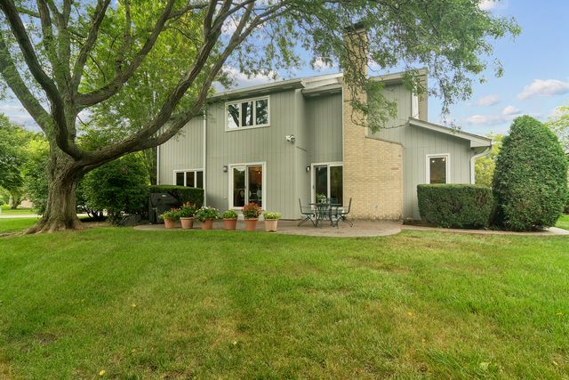 1310 Hidden Lake Drive, Buffalo Grove, IL 60089