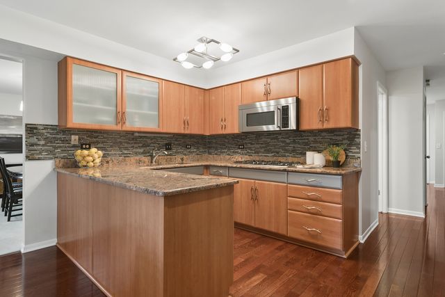 1310 Hidden Lake Drive, Buffalo Grove, IL 60089