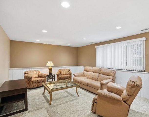 1527 Tanglewood Drive, Schererville, IN 46375