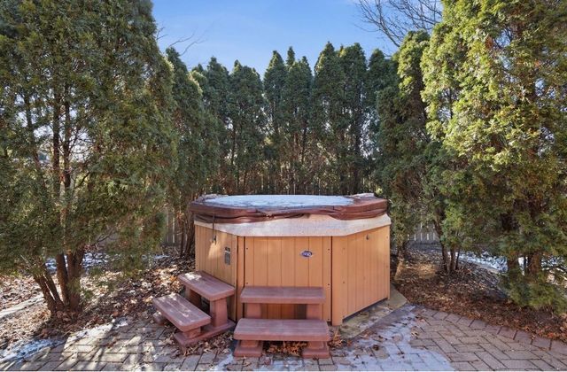 1527 Tanglewood Drive, Schererville, IN 46375