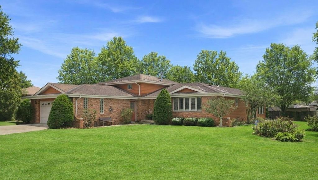 1527 Tanglewood Drive, Schererville, IN 46375