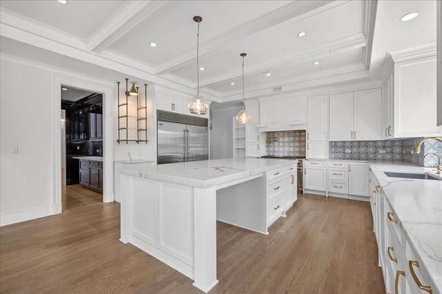 727 N McKinley Road 100, Lake Forest, IL 60045