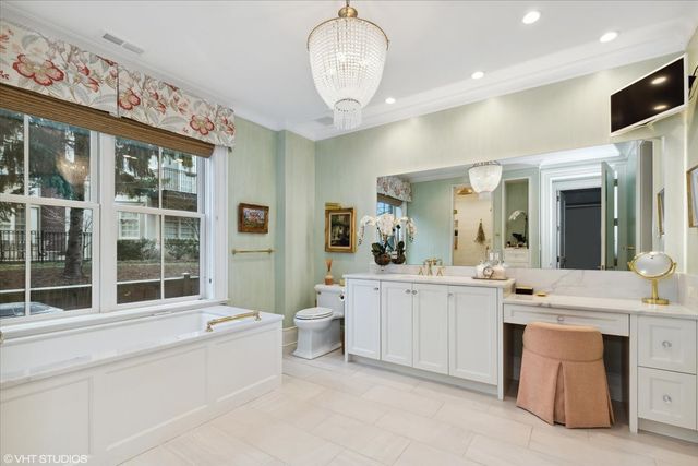 727 N McKinley Road 100, Lake Forest, IL 60045