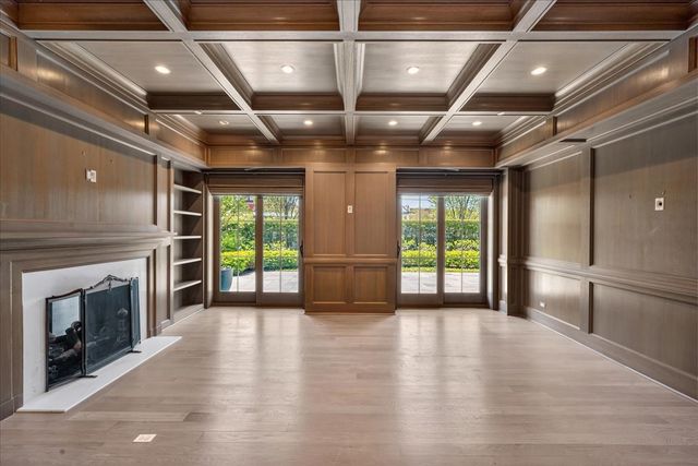 727 N McKinley Road 100, Lake Forest, IL 60045