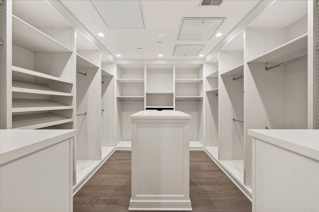 727 N McKinley Road 100, Lake Forest, IL 60045