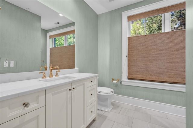 727 N McKinley Road 100, Lake Forest, IL 60045
