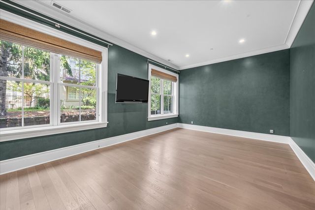 727 N McKinley Road 100, Lake Forest, IL 60045