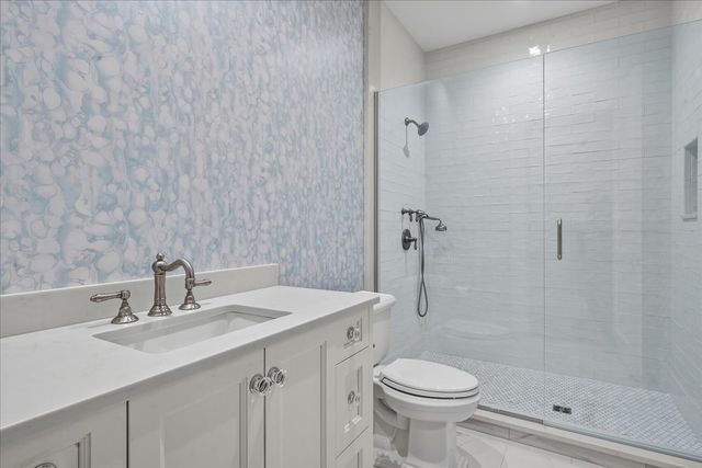 727 N McKinley Road 100, Lake Forest, IL 60045