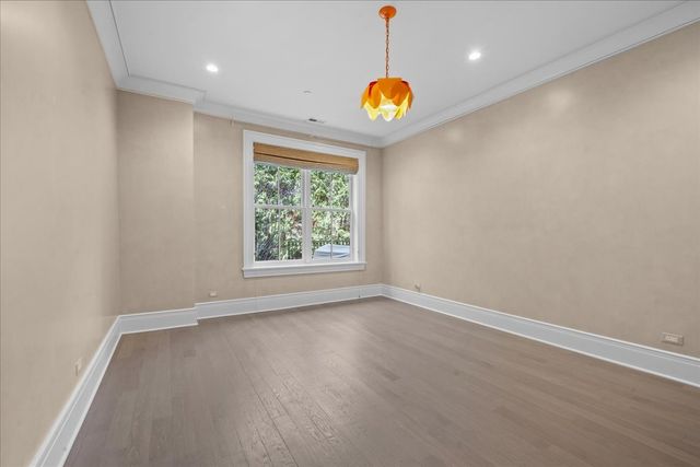 727 N McKinley Road 100, Lake Forest, IL 60045