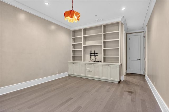727 N McKinley Road 100, Lake Forest, IL 60045