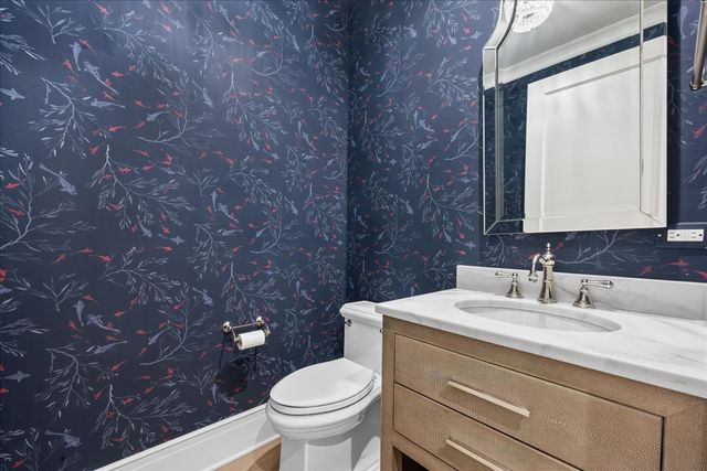 727 N McKinley Road 100, Lake Forest, IL 60045