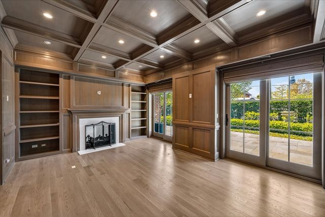 727 N McKinley Road 100, Lake Forest, IL 60045