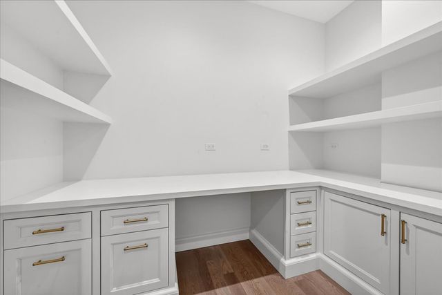 727 N McKinley Road 100, Lake Forest, IL 60045