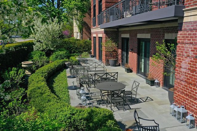 727 N McKinley Road 100, Lake Forest, IL 60045
