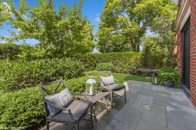 727 N McKinley Road 100, Lake Forest, IL 60045