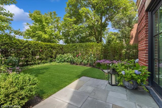 727 N McKinley Road 100, Lake Forest, IL 60045