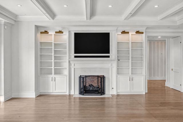 727 N McKinley Road 100, Lake Forest, IL 60045