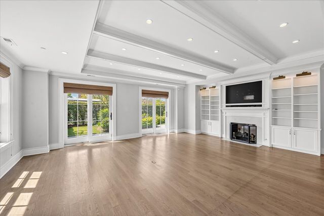 727 N McKinley Road 100, Lake Forest, IL 60045