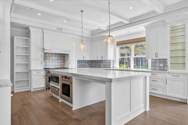 727 N McKinley Road 100, Lake Forest, IL 60045