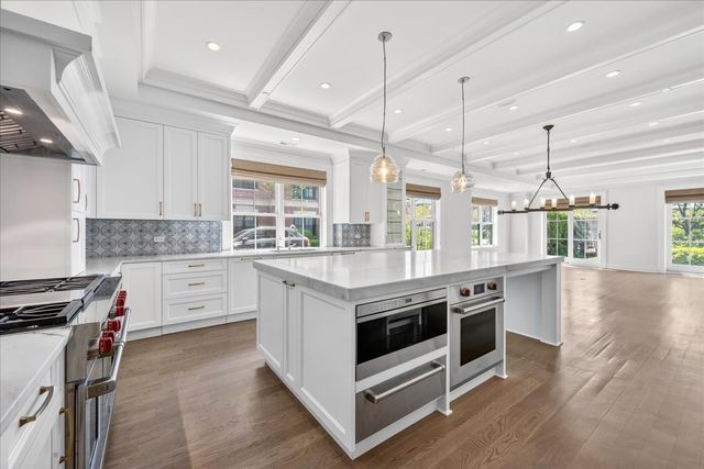 727 N McKinley Road 100, Lake Forest, IL 60045