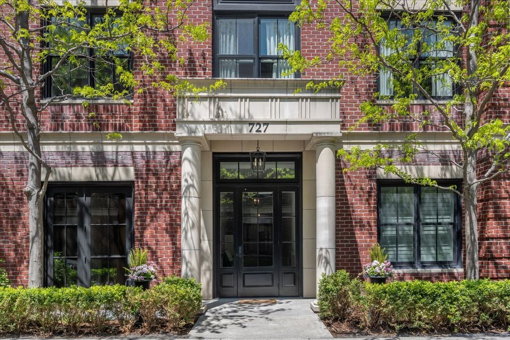 727 N McKinley Road 100, Lake Forest, IL 60045